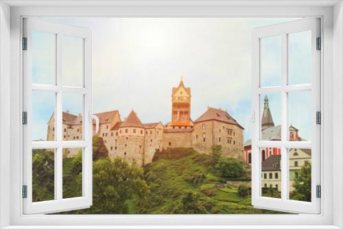 Fototapeta Naklejka Na Ścianę Okno 3D - Castle Loket near city Karlovy Vary with sun