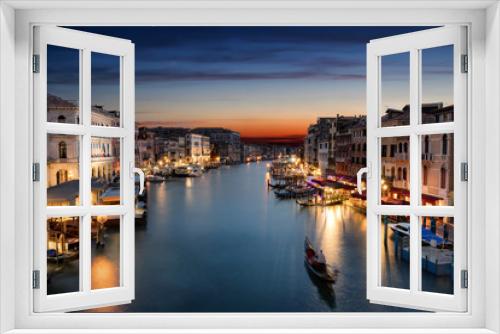 Fototapeta Naklejka Na Ścianę Okno 3D - Der Canale Grande in Venedig nach Sonnenuntergang mit vorbeifahrender Gondel