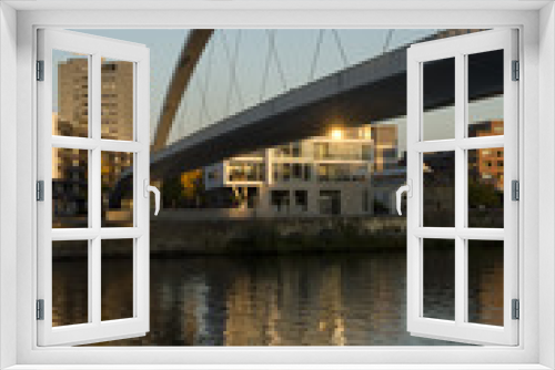 Fototapeta Naklejka Na Ścianę Okno 3D - Gezicht op het stadsdeel Wyck van Maastricht, met de voetgangersbrug verbonden vanuit het Centrum