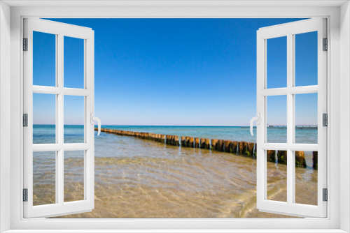 Fototapeta Naklejka Na Ścianę Okno 3D - Holzpfähle am Strand ins Meer
