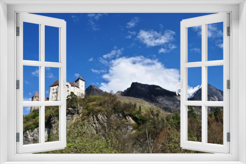 Fototapeta Naklejka Na Ścianę Okno 3D - Burg Gutenberg thront auf 
Hügel vor den Bergen, in der Gemeinde Balzers im Fürstentum Liechtenstein 