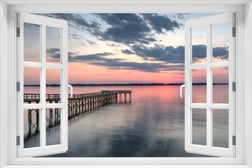 Fototapeta Naklejka Na Ścianę Okno 3D - Pier at sunset on the James River in Virginia
