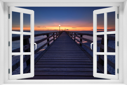Fototapeta Naklejka Na Ścianę Okno 3D - A sunset at the pier.