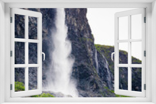 Fototapeta Naklejka Na Ścianę Okno 3D - Waterfalls innorwegian mountains