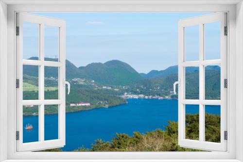 Fototapeta Naklejka Na Ścianę Okno 3D - 眼下に見えるコバルトブルーの湖