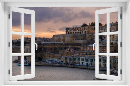 Fototapeta Naklejka Na Ścianę Okno 3D - Sunset on the embankment of Valletta. Malta.