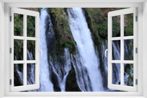 Fototapeta Naklejka Na Ścianę Okno 3D - Waterfall Burney in California, USA