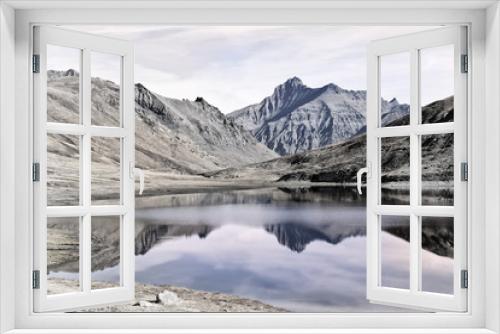 Fototapeta Naklejka Na Ścianę Okno 3D - La vetta della Grivola, si riflette nelle acque del lago del colle del Nivolet.