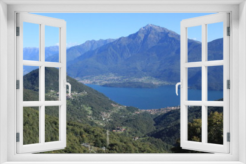 Fototapeta Naklejka Na Ścianę Okno 3D - Alpenlandschaft am Comer See oberhalb von Gravedona mit Blick über den See zum Monte Legnone