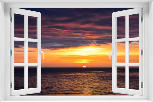 Fototapeta Naklejka Na Ścianę Okno 3D - Sunset over sea