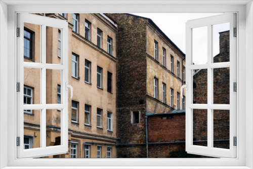 Fototapeta Naklejka Na Ścianę Okno 3D - antique building view in Old Town Vilnius, Lithuanian