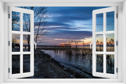 Fototapeta Naklejka Na Ścianę Okno 3D - tramonto sul lago di garda, Castelnuovo del Garda, verona. tramonto romantico a Castelnuovo del Garda, verona, italia