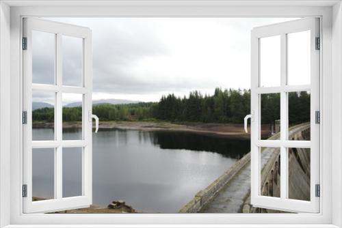 Fototapeta Naklejka Na Ścianę Okno 3D - Laggan Dam am Loch Laggan mit Staumauer in den Highlands von Schottland