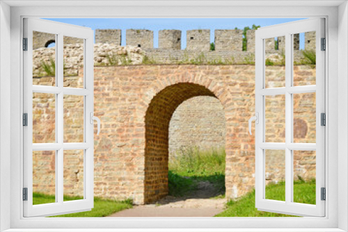 Fototapeta Naklejka Na Ścianę Okno 3D - Арка в стене древней крепости.