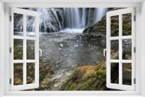 Fototapeta Naklejka Na Ścianę Okno 3D - Clear water at Sweetcreek Falls.