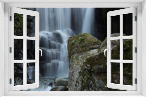 Fototapeta Naklejka Na Ścianę Okno 3D - 桑の木の滝
