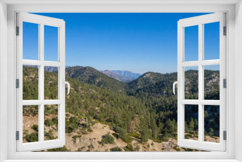 Fototapeta Naklejka Na Ścianę Okno 3D - Mountaintops in southern California covered with evergreen trees into the distance.