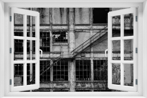 Fototapeta Naklejka Na Ścianę Okno 3D - Altes Fabrikgebäude - Lost Place - schwarz/weiß
