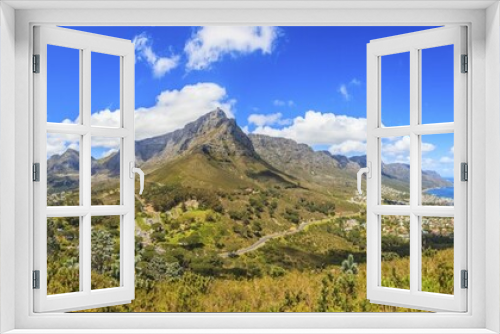 Fototapeta Naklejka Na Ścianę Okno 3D - Panorama Aufnahme von Kapstadt und Tafelberg beim Aufstieg zum Lions Head fotografiert tagsüber bei blauem Himmel mit einigen Wolken in Südafrika im September 2013