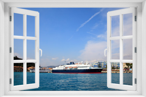 Fototapeta Naklejka Na Ścianę Okno 3D - a cruise ship at harbor in the city of Nice