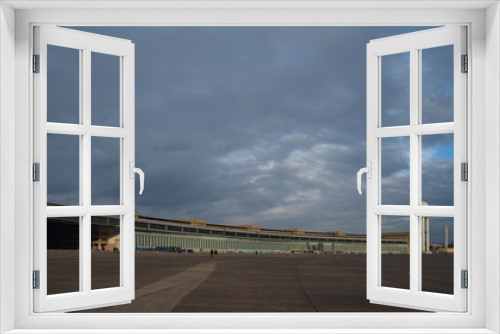 Fototapeta Naklejka Na Ścianę Okno 3D - Hangars des ehemaligen Flughafens Berlin-Tempelhof