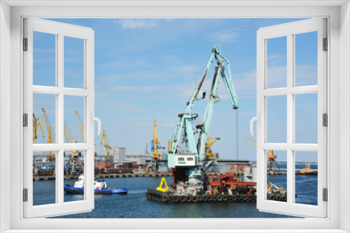 Fototapeta Naklejka Na Ścianę Okno 3D - Tugboat assisting floating cargo crane