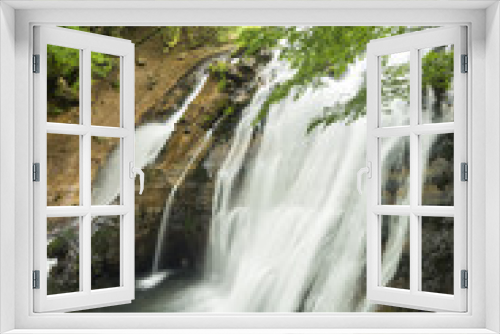 Fototapeta Naklejka Na Ścianę Okno 3D - 新緑の森と名水の滝の流れ