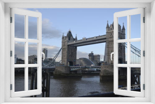 Fototapeta Naklejka Na Ścianę Okno 3D - Die Tower Bridge ist eine Straßenbrücke über den Fluss Themse in London und benannt nach dem nahen Tower of London. / Stadtbezirk Tower Hamlets 