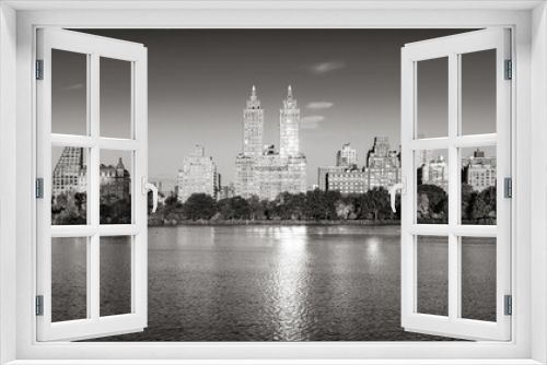 Fototapeta Naklejka Na Ścianę Okno 3D - Sunrise on the Upper West Side with view of the Central Park Reservoir in Black & White (panoramic). Manhattan, New York City