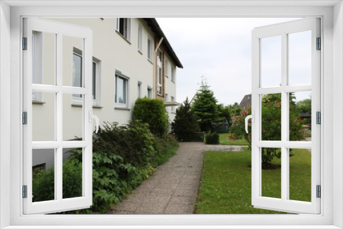 Fototapeta Naklejka Na Ścianę Okno 3D - Zugang zu einem Mehrfamilienhaus