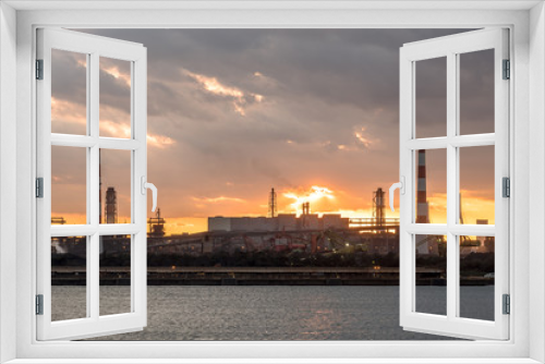 Fototapeta Naklejka Na Ścianę Okno 3D - 秋の夕焼けと海辺の工場風景１
