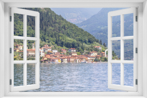 Fototapeta Naklejka Na Ścianę Okno 3D - Little town on the lake Como, Italy