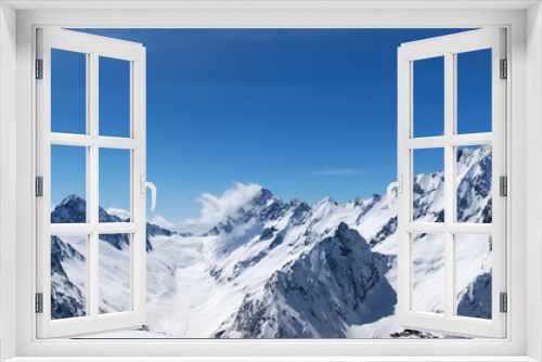 Fototapeta Naklejka Na Ścianę Okno 3D - Panoramic view of snow-capped mountain peaks