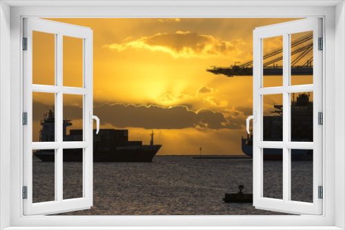 Fototapeta Naklejka Na Ścianę Okno 3D - Early morning shipping activities in Malta Freeport