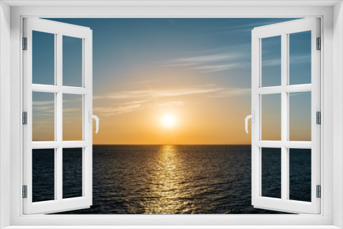 Fototapeta Naklejka Na Ścianę Okno 3D - Sonnenuntergang über dem Horizont auf dem Meer
