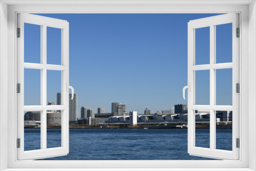 日本の東京都市風景「青空の下に広がる豊洲などの街並みと海」