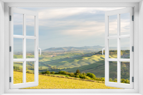Fototapeta Naklejka Na Ścianę Okno 3D - Italian rolling rural landscape view