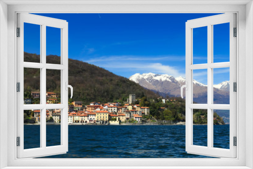 Fototapeta Naklejka Na Ścianę Okno 3D - Small town in Como lake, Italy
