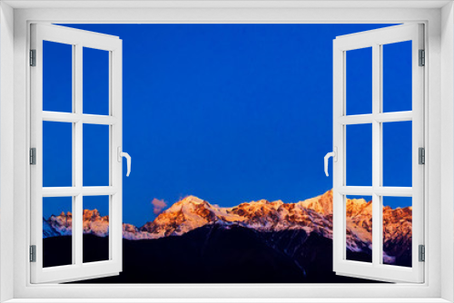 Fototapeta Naklejka Na Ścianę Okno 3D - 雪山，得格里提，云南，中国，日出