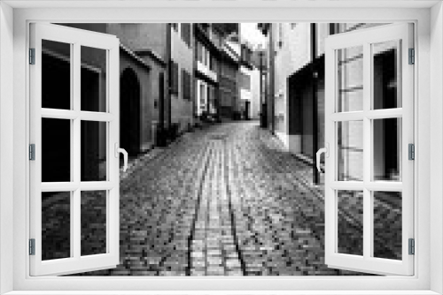 Fototapeta Naklejka Na Ścianę Okno 3D - Ein verträumtes Gässchen in der Weimarer Innenstadt (schwarz / weiß)