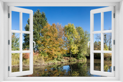 Fototapeta Naklejka Na Ścianę Okno 3D - Autumn at the Nidda river