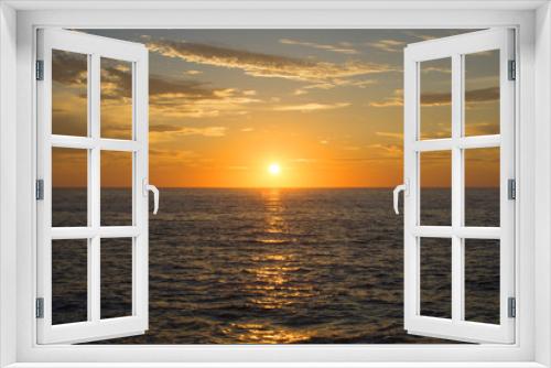 Fototapeta Naklejka Na Ścianę Okno 3D - Magnificent setting sun centered over ocean