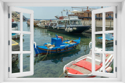 Fototapeta Naklejka Na Ścianę Okno 3D - Boats at the island of Santorini in the Greek Islands