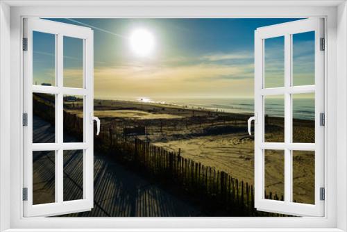 Fototapeta Naklejka Na Ścianę Okno 3D - Strandpromenade in Holland mit langen Schatten