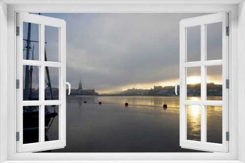 Fototapeta Naklejka Na Ścianę Okno 3D - Foggy winter morning at the waterfront of Stockholm