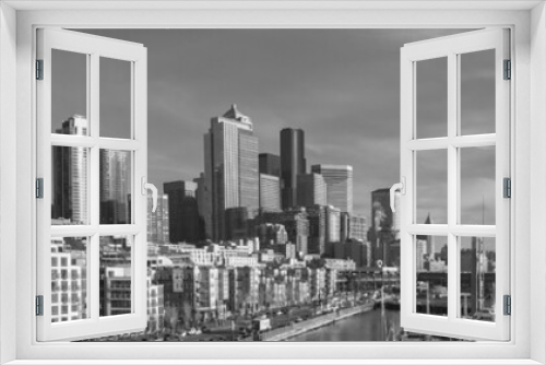 Fototapeta Naklejka Na Ścianę Okno 3D - Panorama banner format downtown Seattle waterfront in black and white.