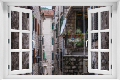 Fototapeta Naklejka Na Ścianę Okno 3D - Tenement houses on the historical Old Town of Kotor in Montenegro