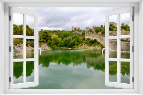 Fototapeta Naklejka Na Ścianę Okno 3D - Vue sur les ruines d'ancien château du village de Saint-Saturnin les Apt. Luberon, Provence, France.