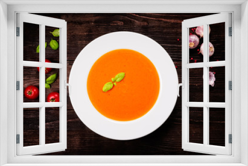 Fototapeta Naklejka Na Ścianę Okno 3D - tomatencremesuppe auf rustikalen holztisch