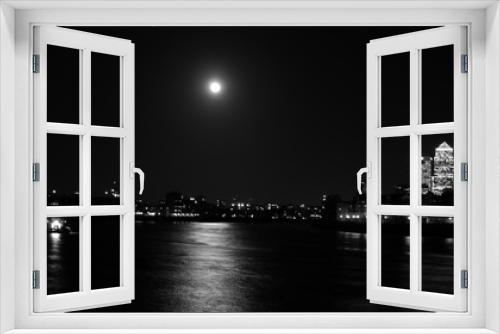Fototapeta Naklejka Na Ścianę Okno 3D - Moon Over London